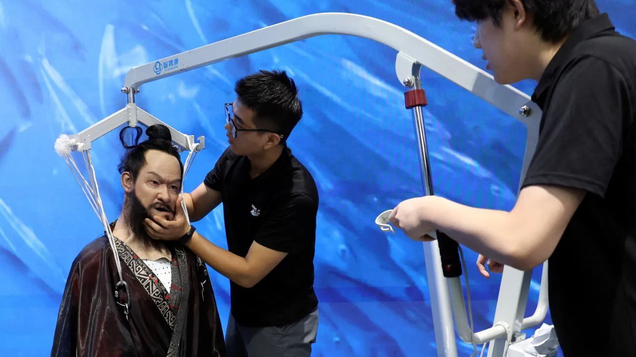 Dünyada ilk! İnsansı robot mağazası Çin