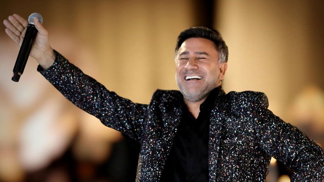 İzzet Yıldızhan ailesiyle düğüne katıldı, kızı Zelal tüm bakışları üzerine çekti