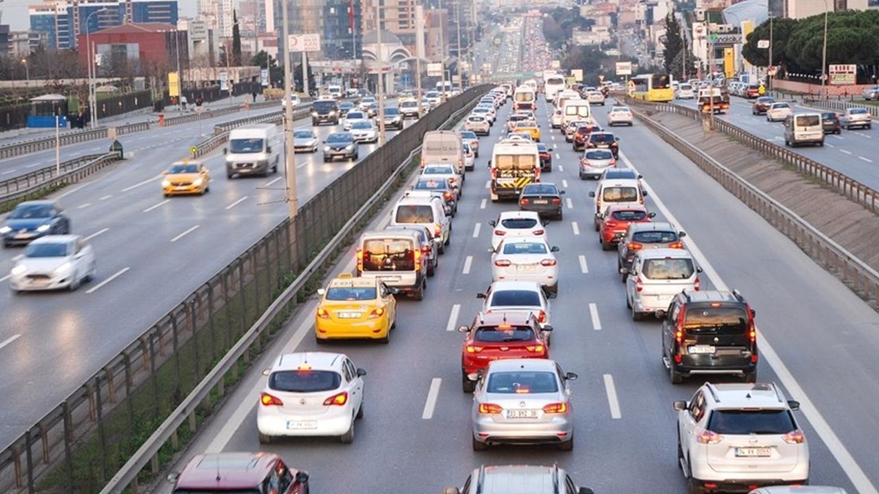 İstanbul'da yola çıkacaklar dikkat! Pazar trafiği...
