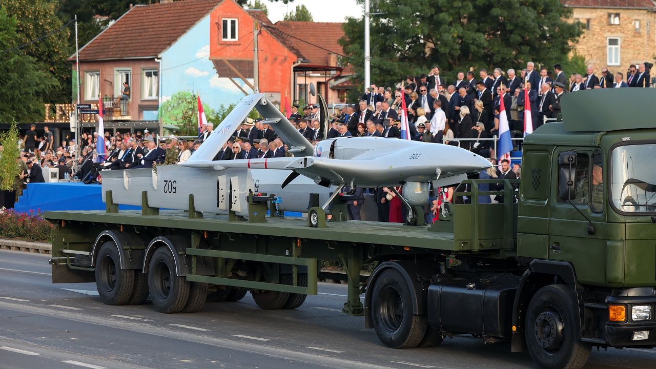 Türk İHA’sı ilk kez törenle görücüye çıktı: Bayraktar TB2 Hırvatistan semalarında!
