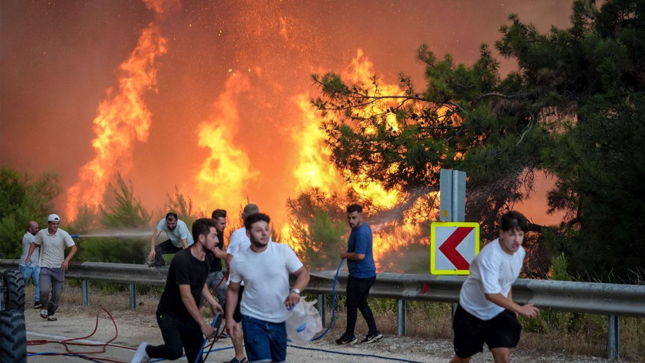 Bursa-İzmir-İstanbul otoyolunda yangın! Sürücüler alevlere karşı seferber oldu