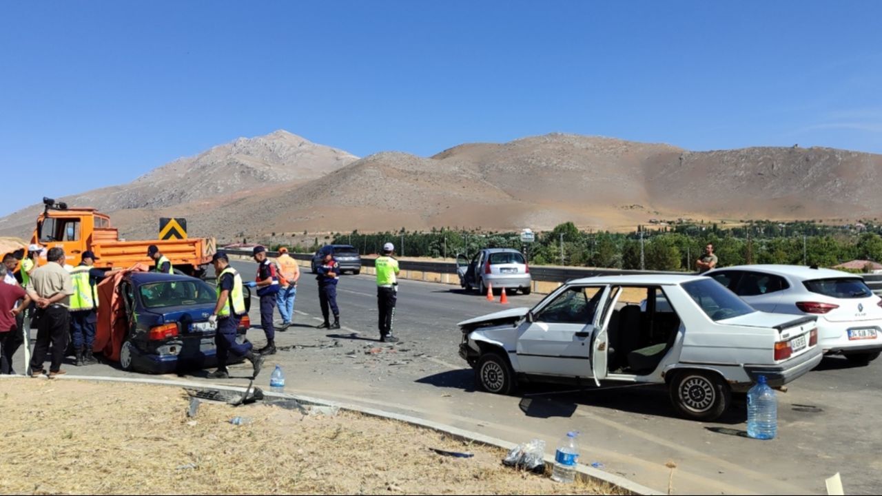 Feci kazada 3 araç birbirine girdi! Ölü ve yaralılar