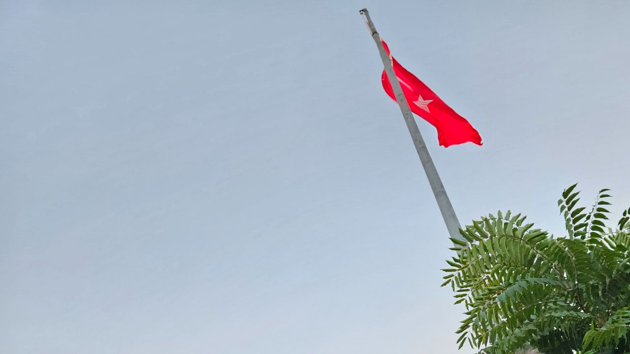 Gönlü el vermedi! Boş kalan direğe Türk bayrağını astı