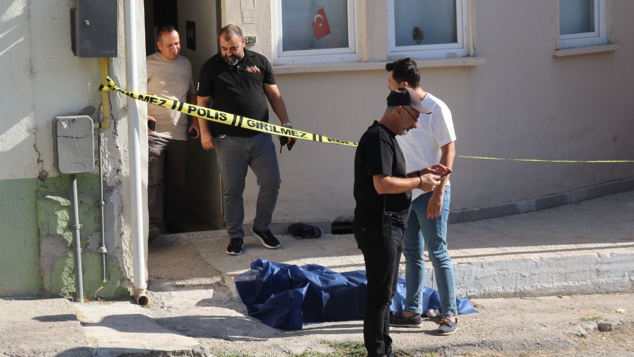 Yoldan geçenler cesetle karşılaştı! Hemen telefona sarıldılar