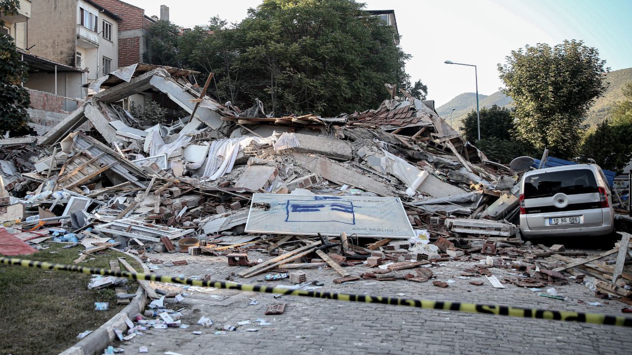 6.1 ile sallanan Balıkesir'de üst üste depremler