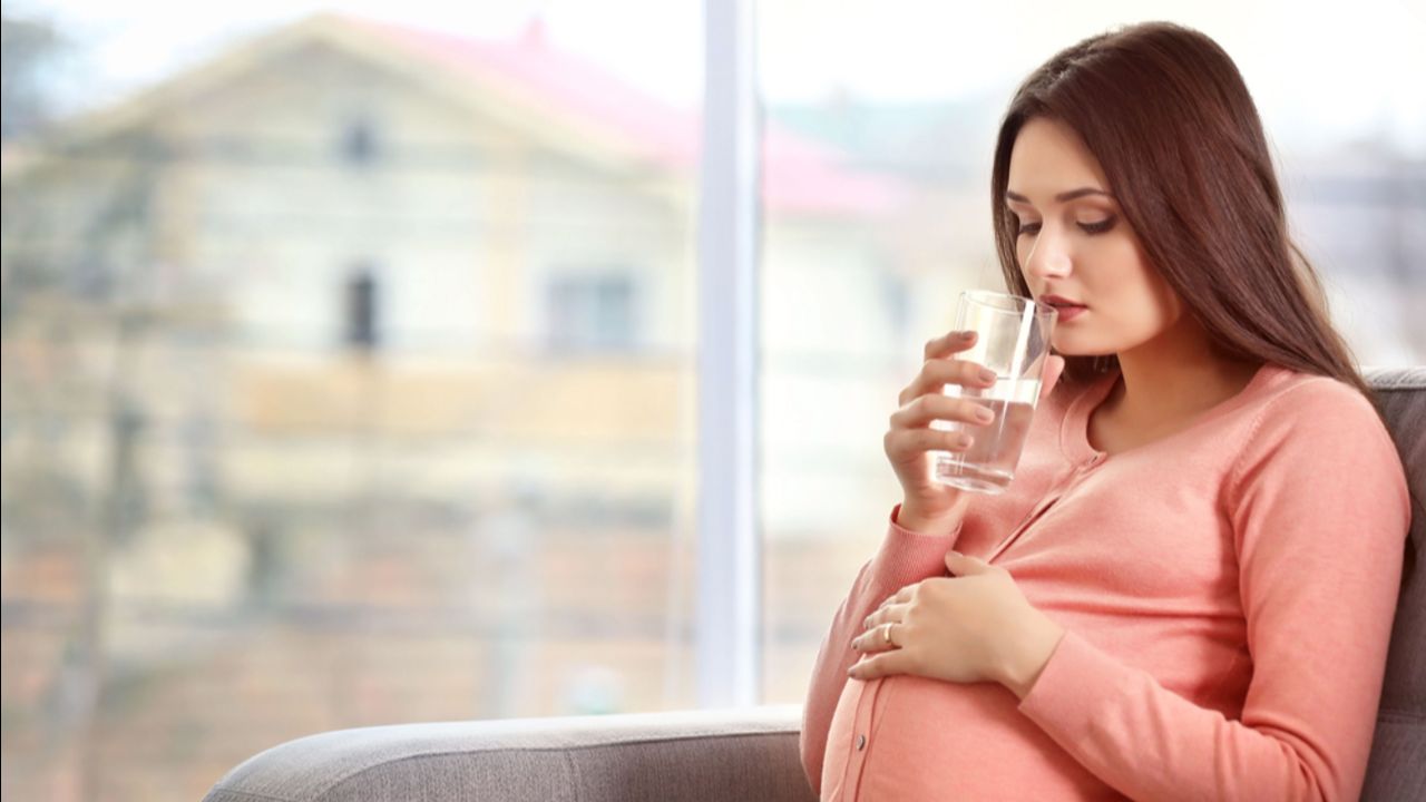 Yaz hamilelerini bekleyen tehlike: Susuz kalmak erken doğuma sebep olabilir