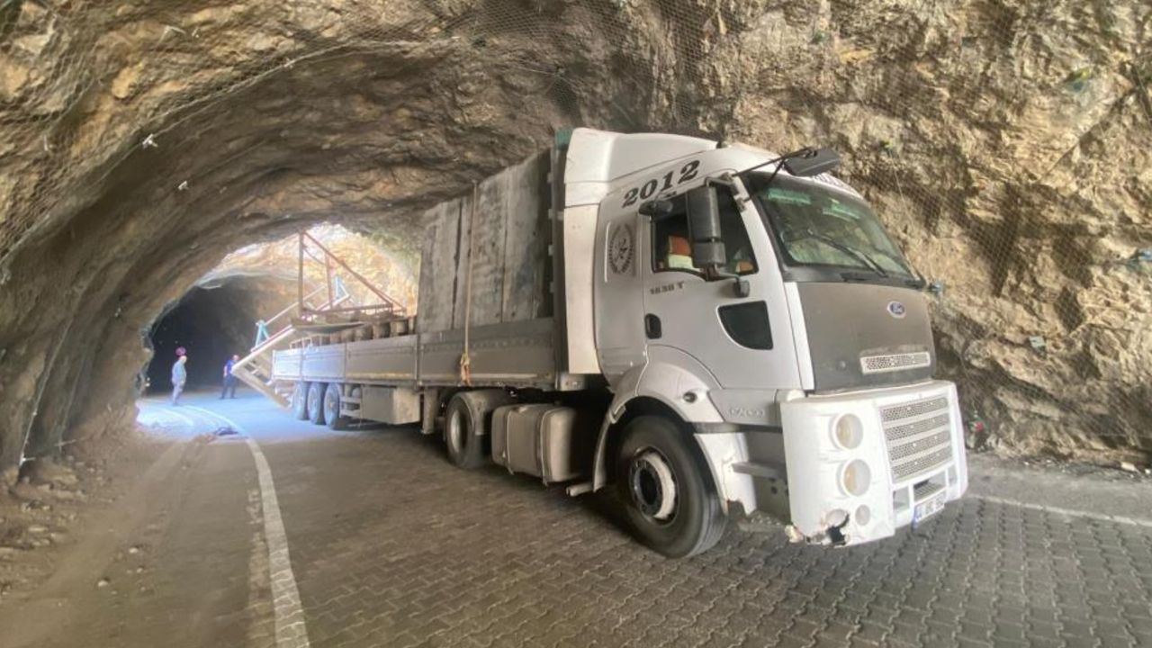 Tır tünele sıkıştı! Taş Yolu ulaşıma kapandı