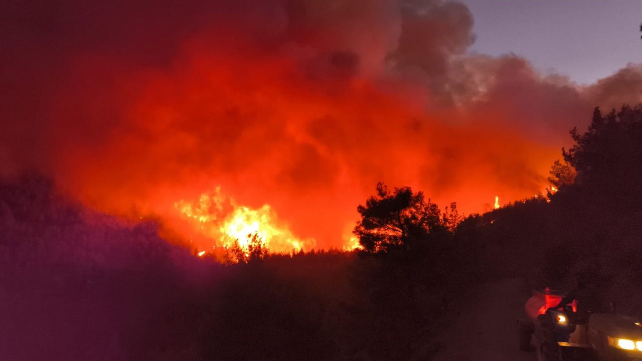 Hatay ve Mersin alev alev! Tahliyeler var, ekiplerin müdahalesi sürüyor