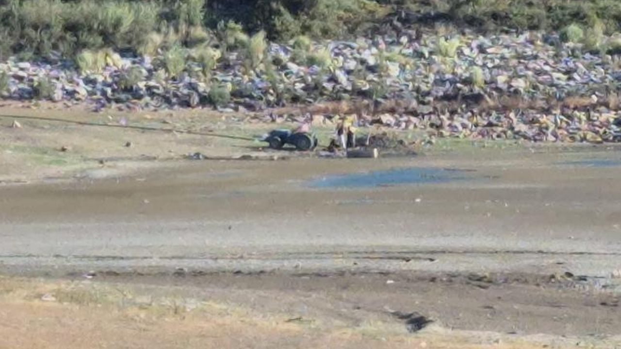 43 yıldır sulama yapılan gölet kuraklığa yenik düştü! Köylüler zemini kazmaya başladı