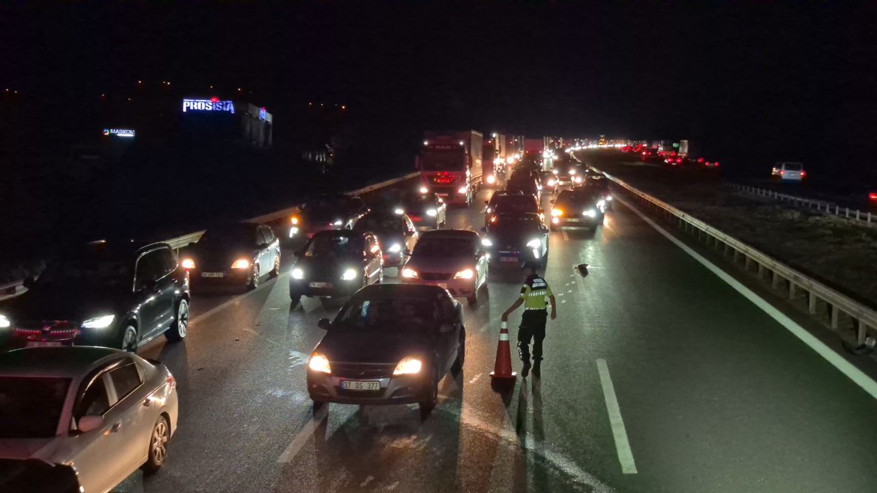 Ankara istikametinde otoyolda zincirleme kaza! Yaralılar var, trafik durma noktasında