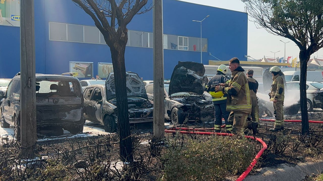 Bursa'da AVM otoparkında yangın! 6 araç küle döndü