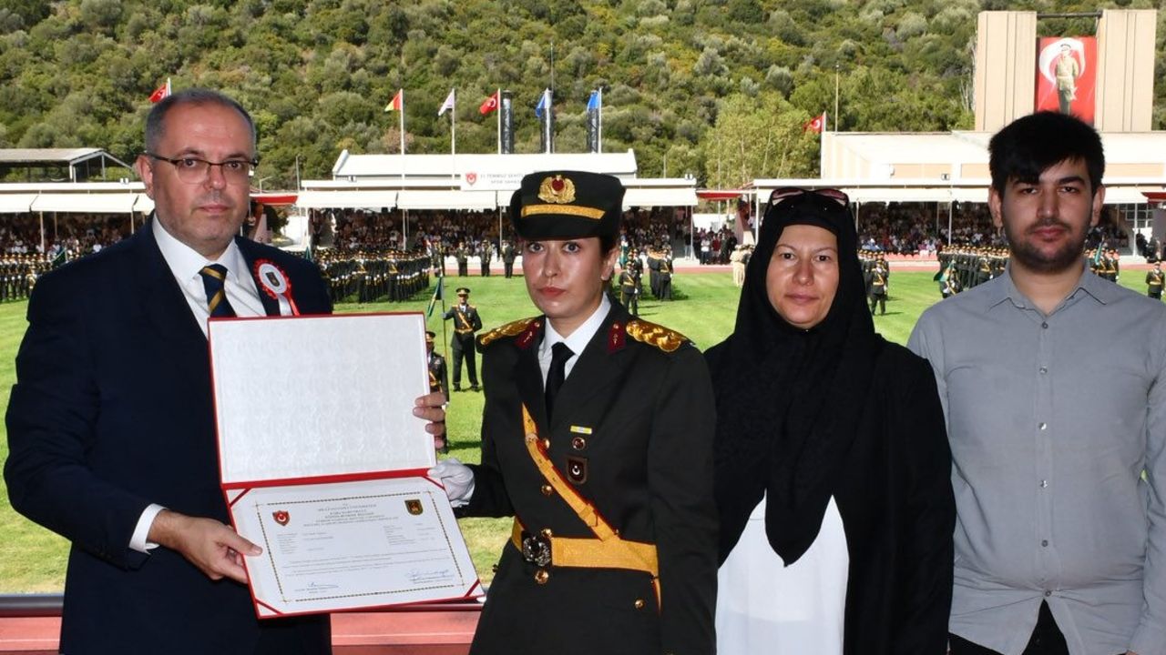 Elif Nur Halisdemir kaç yaşında, ne mezunu?