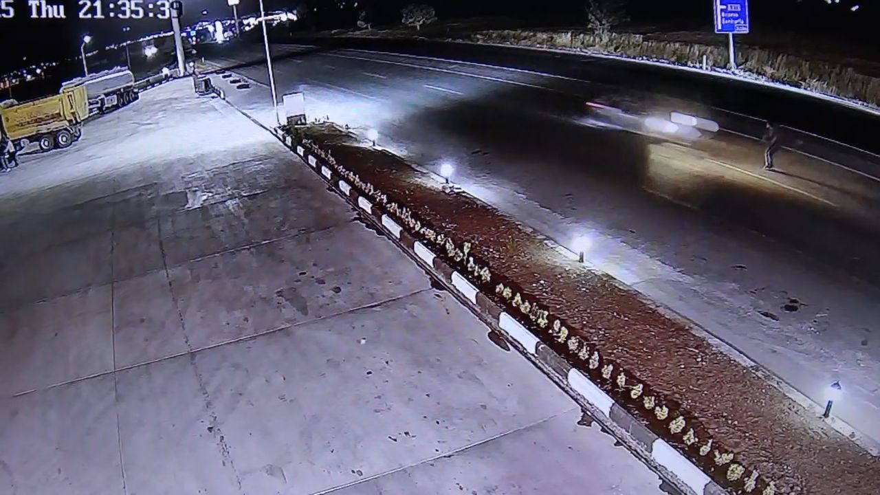 Yolun karşısına geçmek istemişti! Otomobilin adama çarptığı feci kaza kamerada