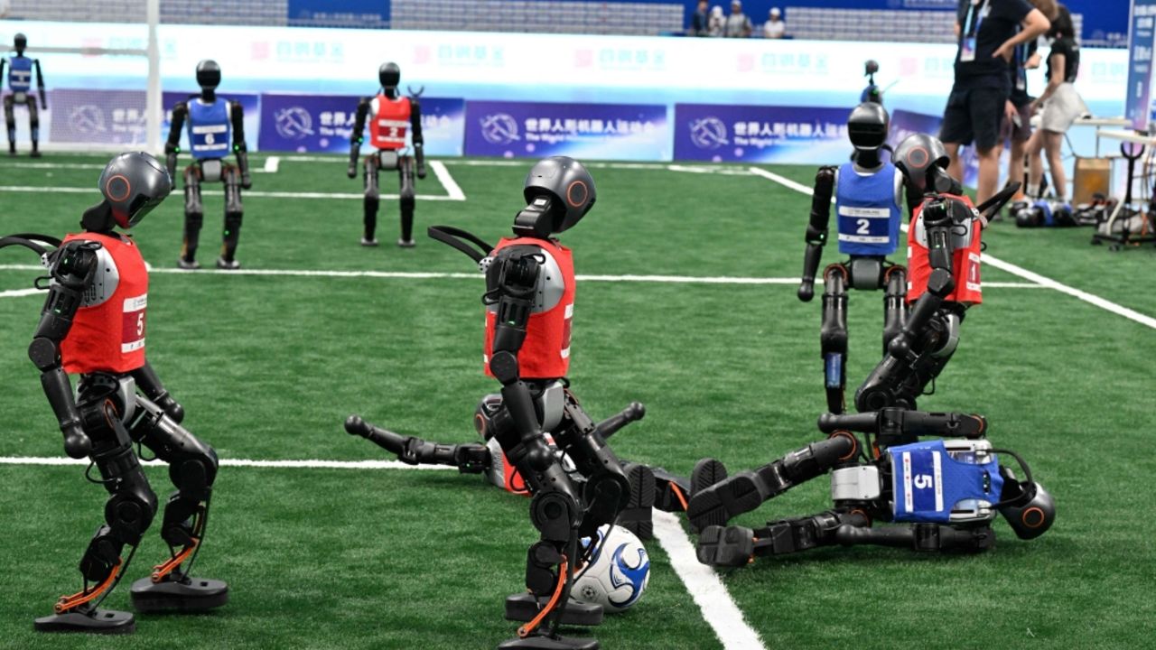 Çin’de tarihi an! 500 robot birbirine girdi, Ortalık karıştı!