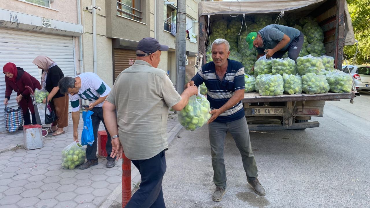 Halde 8, markette 80 lira olmasına sinirlendi! 5 ton ürünü ücretsiz dağıttı: Çöpe döksem millete ihanet