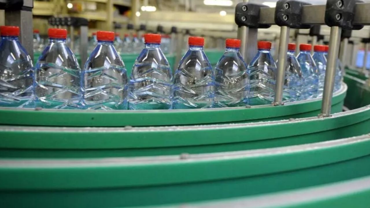 Skandal büyüyor: Ünlü markanın suyunda 2.000 mikroplastik tespit edildi