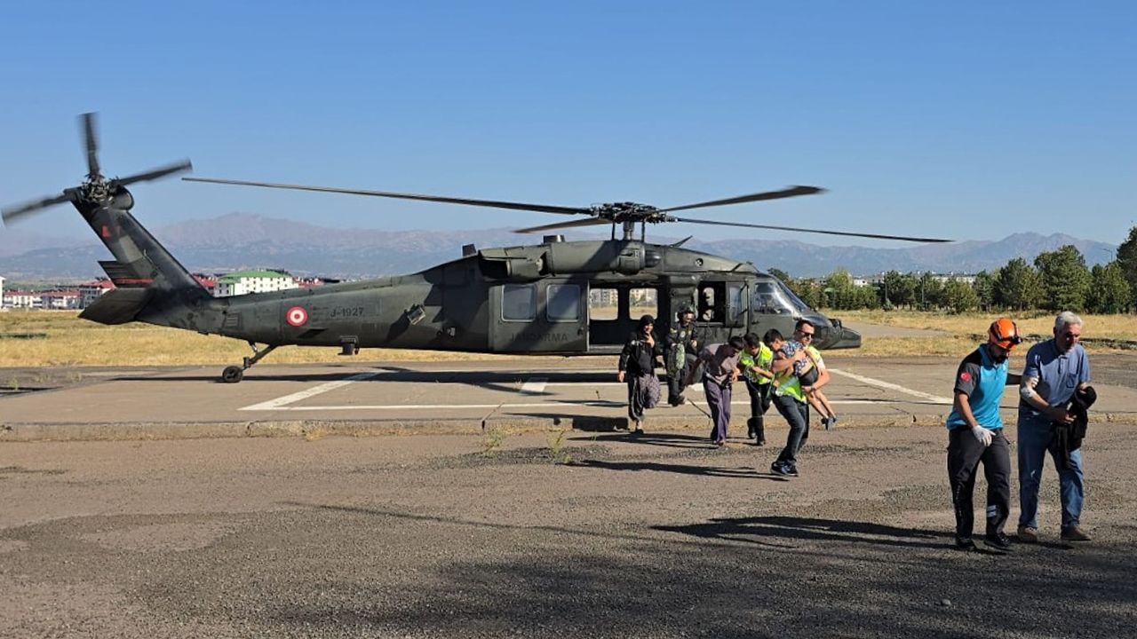 Bingöl'de gıda zehirlenmesi yaşayan vatandaşların imdadına askeri helikopter yetişti