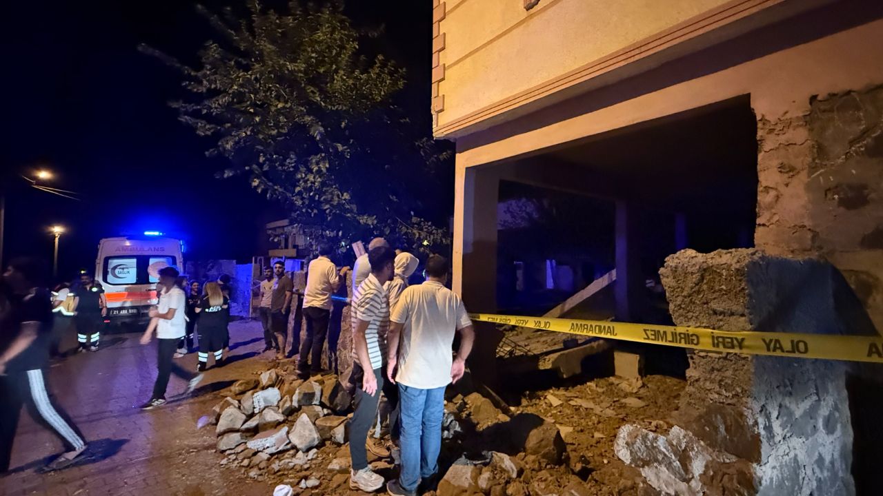 Evin balkonu çöktü, ikinci kattan aşağı düştüler! 2'si çocuk 5 kişi betonun altında kaldı