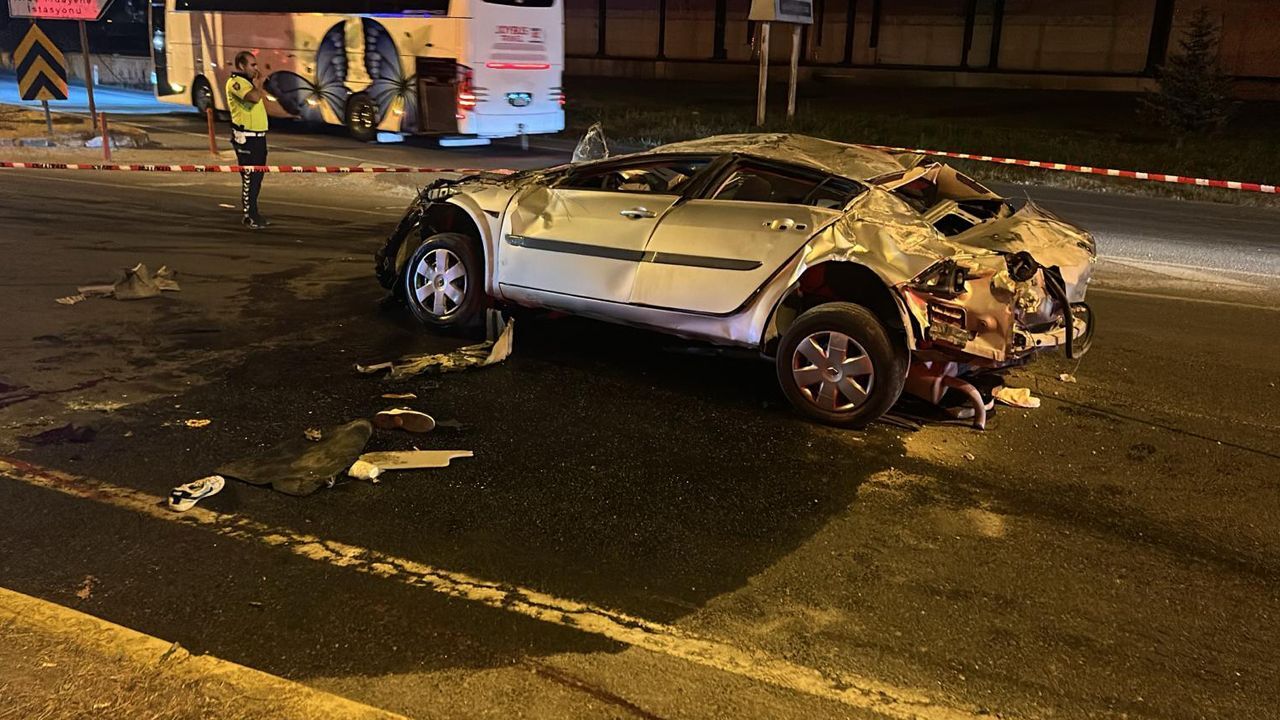 Sivas'ta devrilen otomobil kağıt gibi dümdüz oldu: 1 kişi can verdi