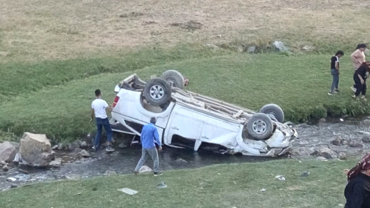 Van'da şarampole yuvarlanan araçta can pazarı!