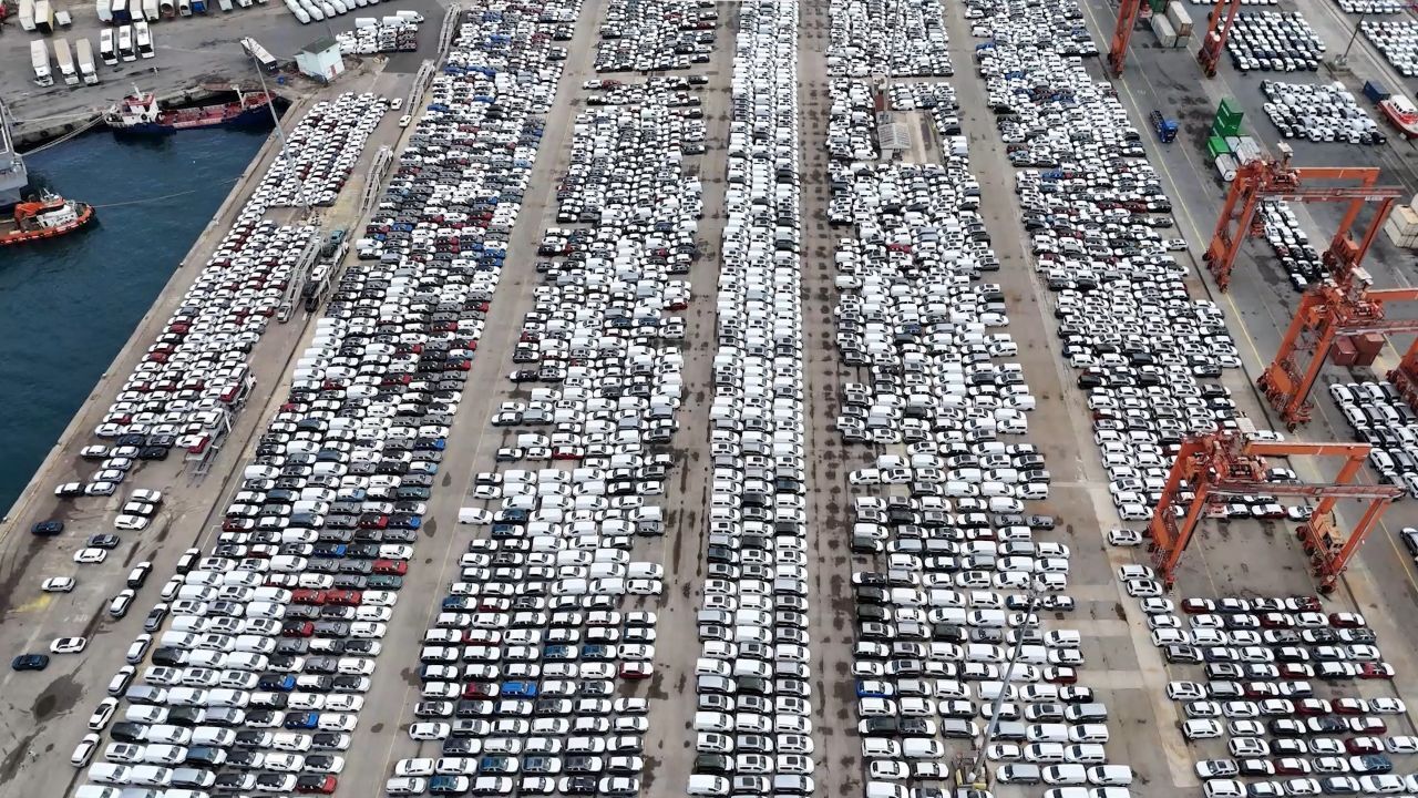 Binlercesi Haydarpaşa Limanı'na geldi! İkinci el araç piyasasında düşüş başlıyor