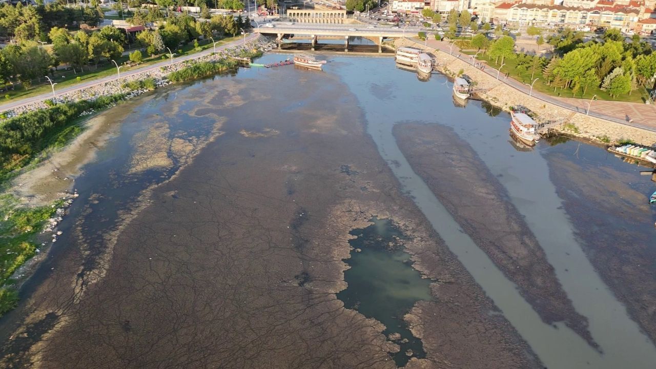 En düşük seviyeye ulaştı! Türkiye'nin ünlü tatlı su gölünde vahim tablo