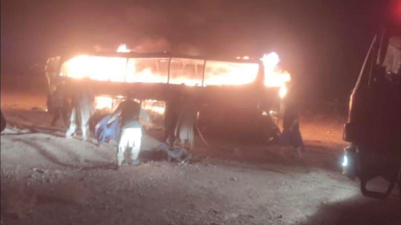 Göçmenleri taşıyan otobüs alev aldı, 71 kişi hayatını kaybetti! Afganistan'da feci kaza