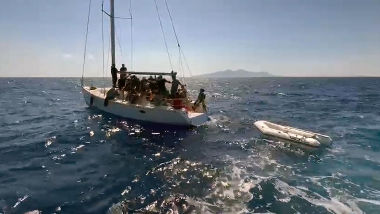 Muğla açıklarında sürüklenen yelkenli teknedeki düzensiz göçmenler kurtarıldı