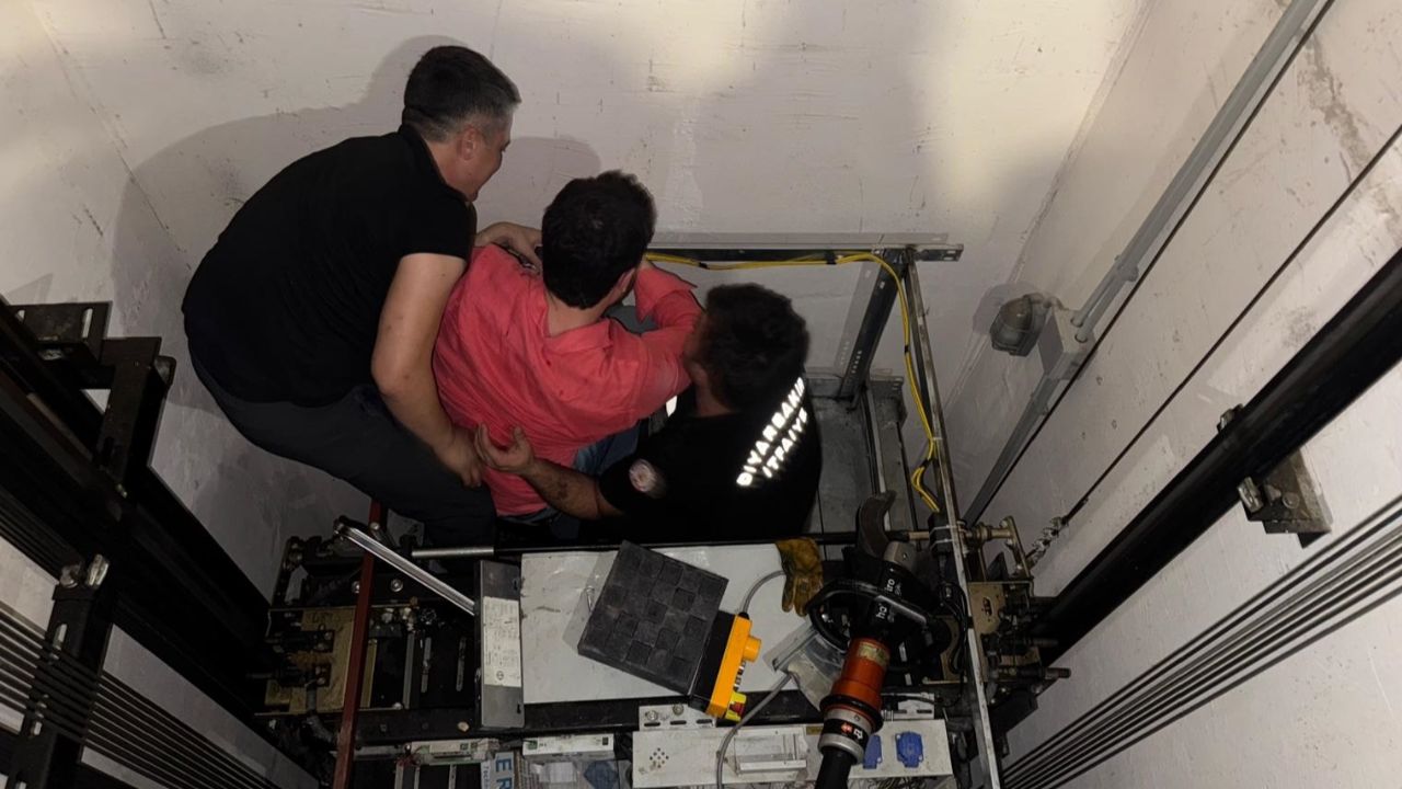 Stadyumdaki asansörde mahsur kalan taraftarları itfaiye kurtardı!