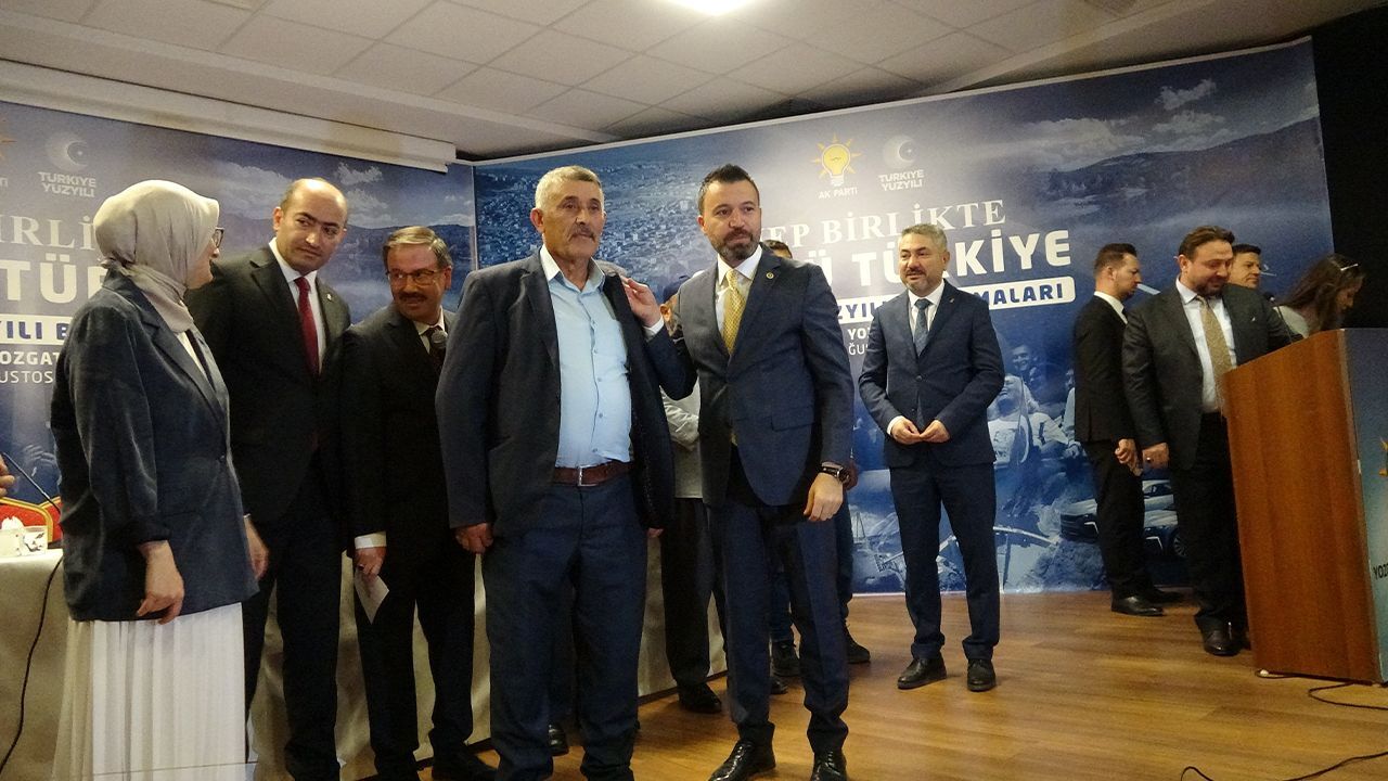 Yeniden Refah Partili belediye başkanı, AK Parti rozeti taktı! 