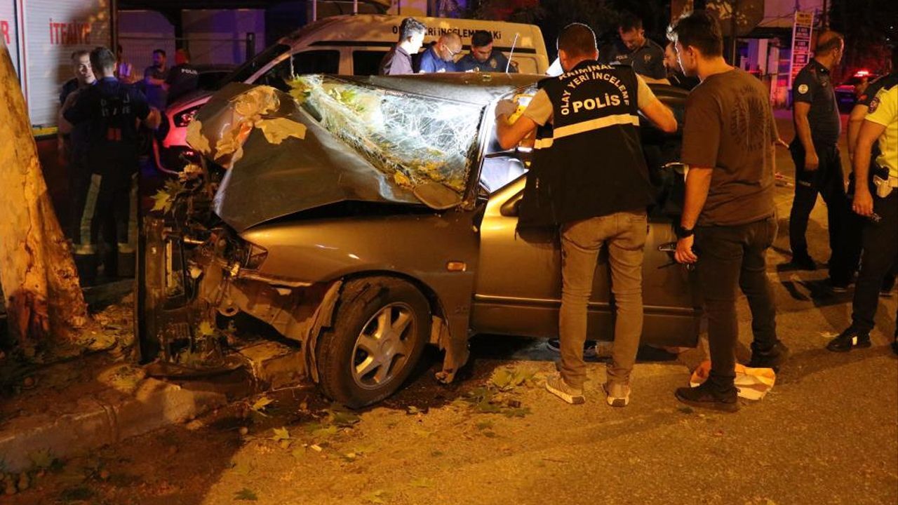 Denizli'de feci kaza! Otomobil ağaca ok gibi saplandı... 2 kişi öldü