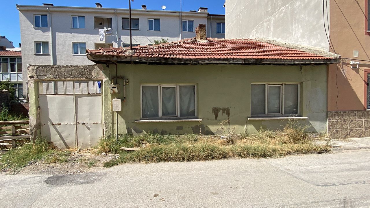 Eskişehir'de dehşet evi! Çocuklar görüp ihbar etti: Ekipler içeri giremedi