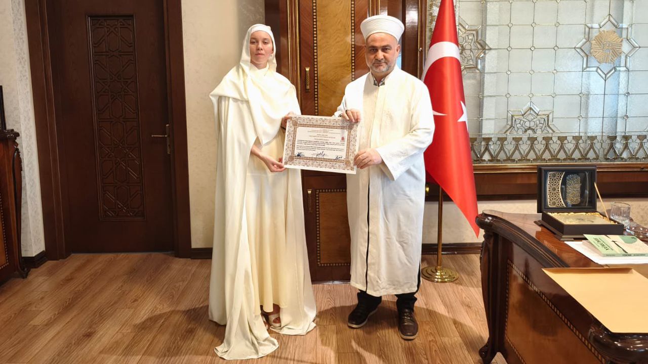 Polonyalı genç kadın Adana'da Müslüman oldu