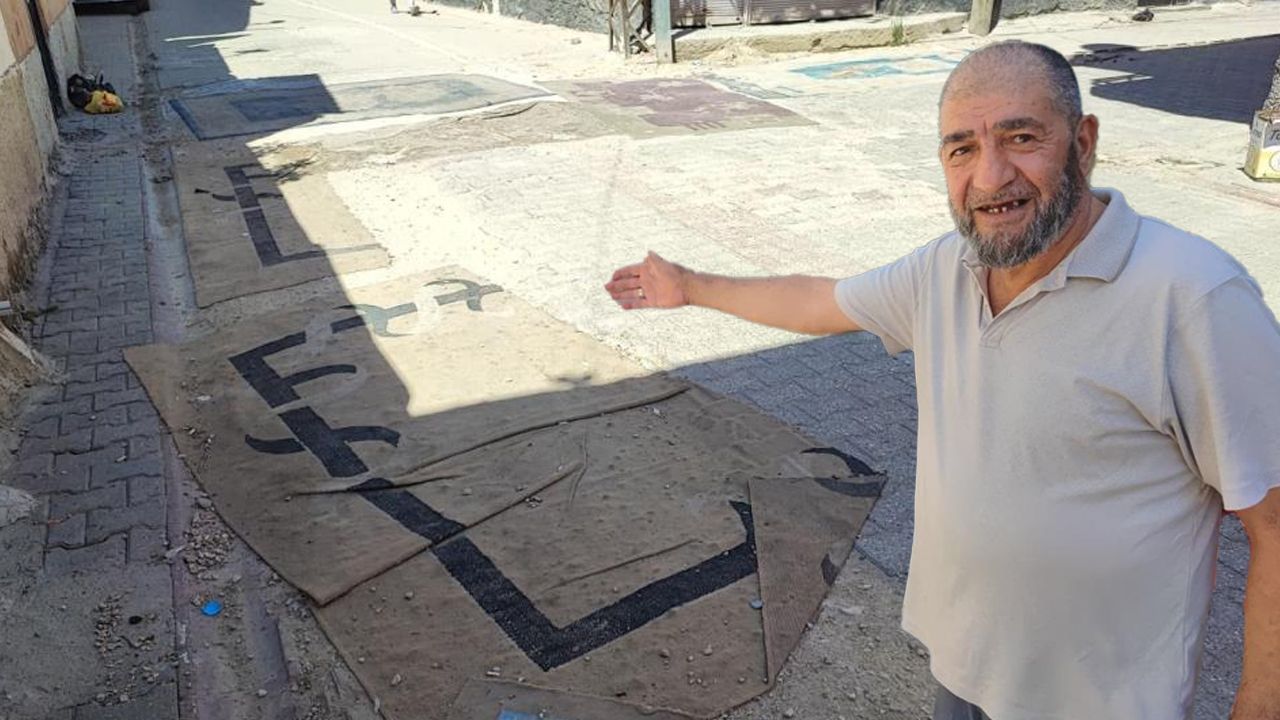 Yollar yapılmayınca mahalleli çözümü halıyla buldu! Belediyeye tepki yağıyor