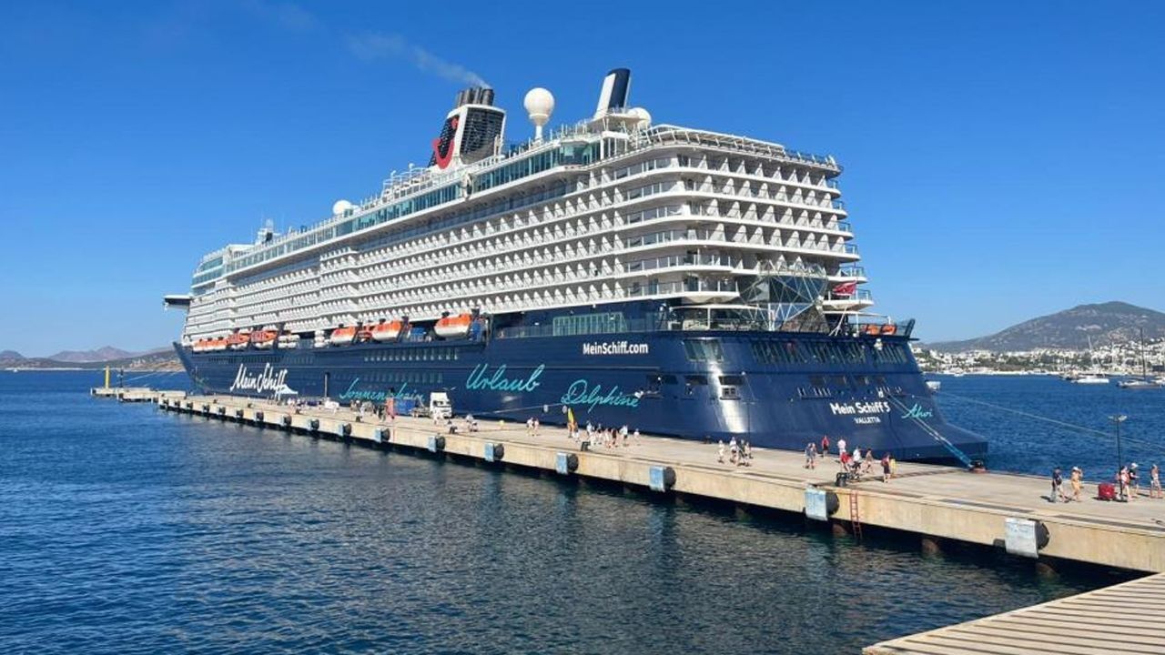 Binlerce yolcu, yüzlerce personel... Dev gemi Bodrum'da