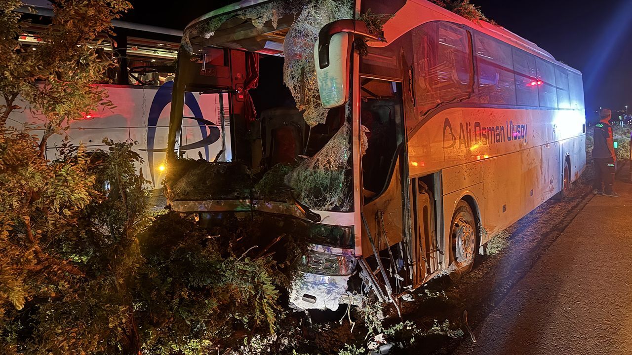 Kayseri'de yolcu otobüsü orta refüjdeki ağaçlara çarptı! Ölü ve yaralılar var