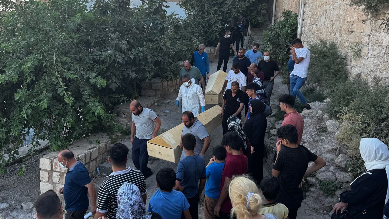 Mardin'de acı olay: İki kız kardeş evlerinde ölü bulundu!