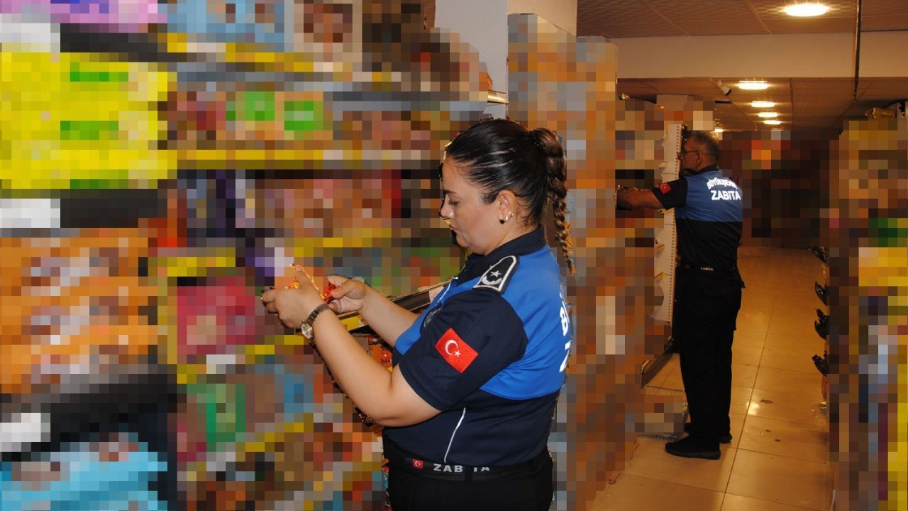 Zincir marketlerde büyük skandal! Tonlarca bozuk gıda ele geçirildi