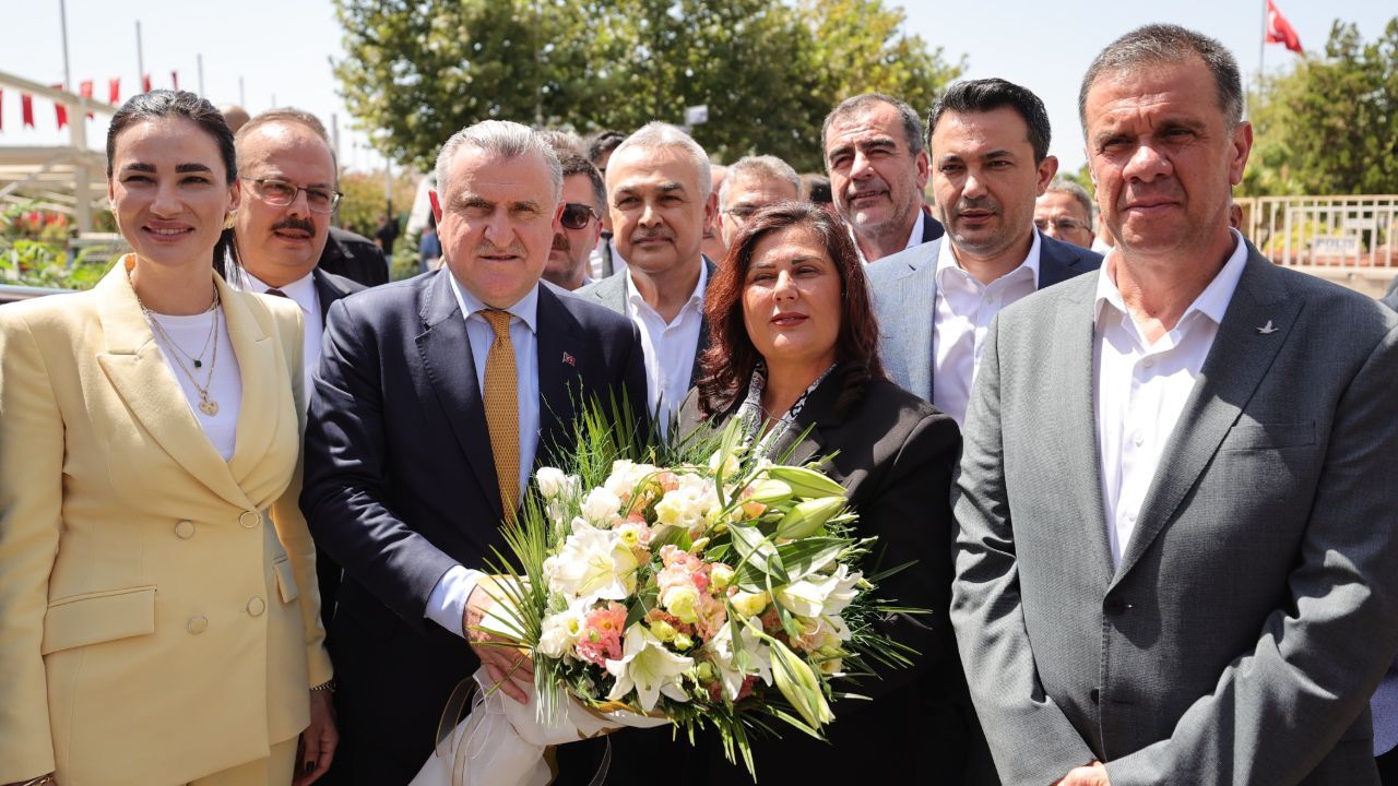 Çerçioğlu'na ağır misafir! Tebrik etmeye giden ilk bakan Osman Aşkın Bak oldu