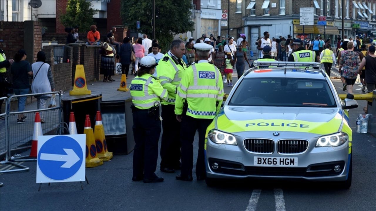 İngiltere'de sokaklar savaş alanına döndü! 100'den fazla kişi gözaltında