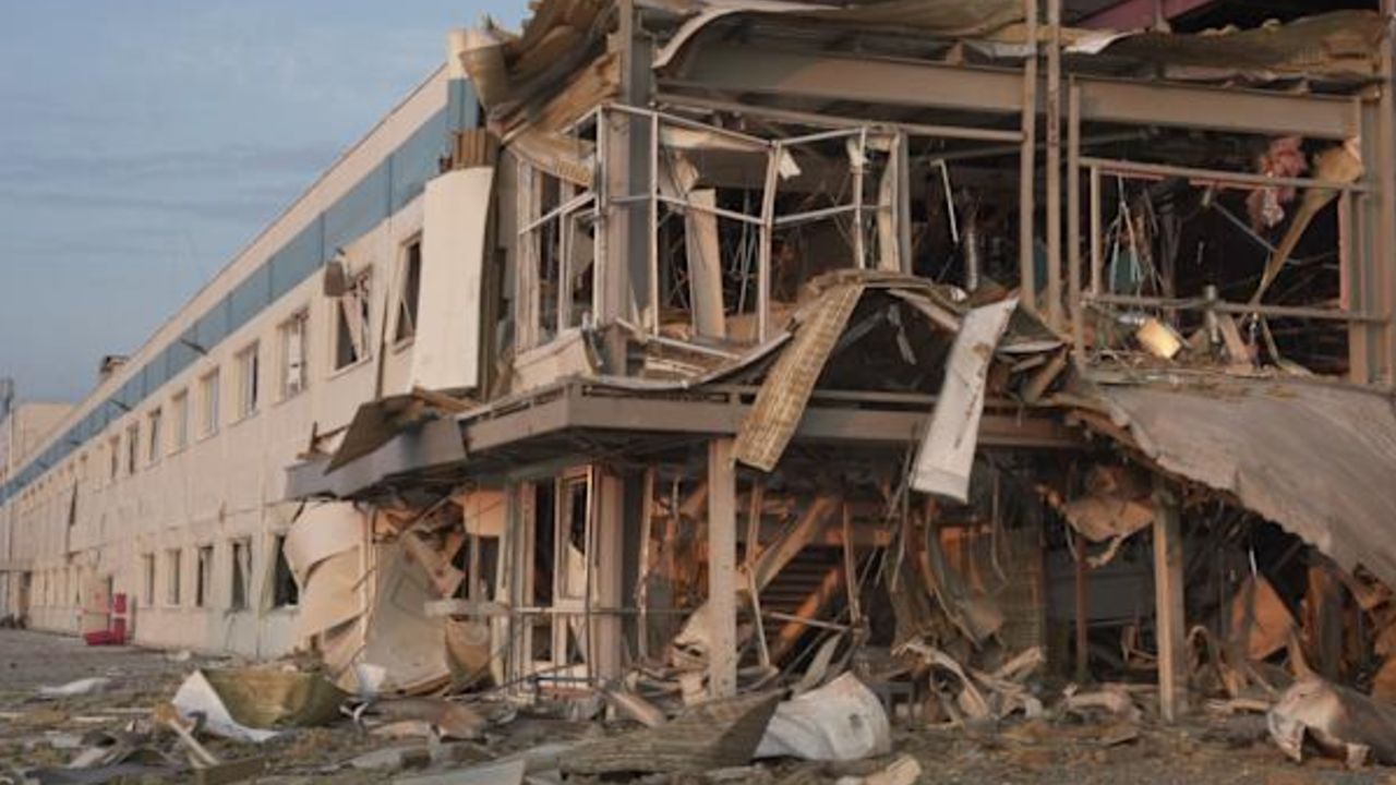 Rus füzesi ABD şirketine isabet etti! 600 kişi içeride mahsur kaldı