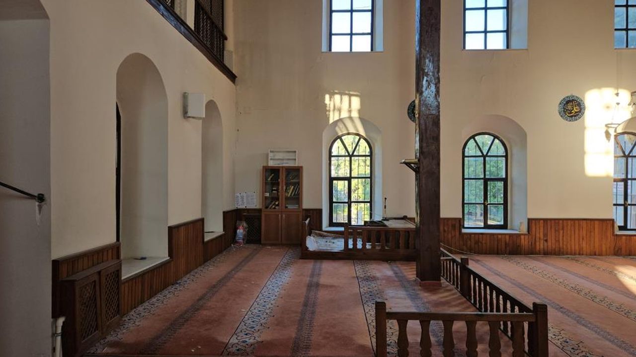 Sındırgı depremi tarihi camiye de hasar verdi