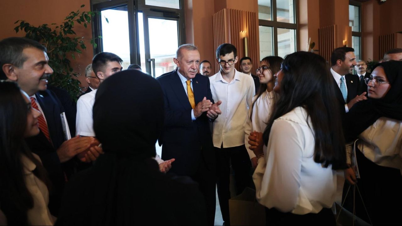 Cumhurbaşkanı Erdoğan, Ahlat'ta öğrencilerle buluştu görseli