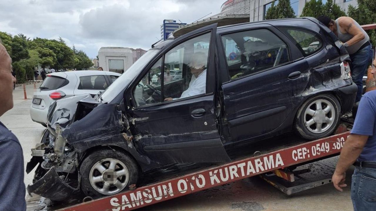 Kaza yaptı, aracından inmedi: Sürücü, çekiciyle hastaneye gitti