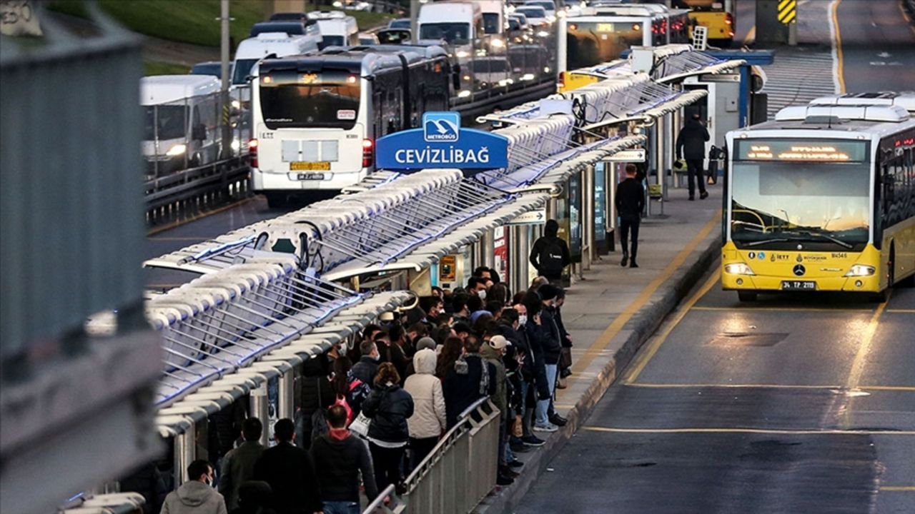 30 Ağustos'ta toplu taşıma ücretsiz mi? Zafer Bayramı'nda metro, marmaray, otobüs ve vapurların ücret durumu gündemde!