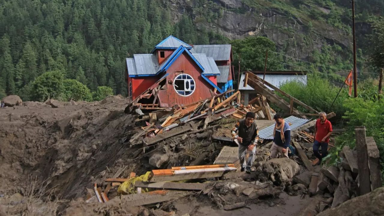 Şiddetli yağış sel ve heyelan getirdi! Çok sayıda ölü var, köprü ve yollar yıkıldı