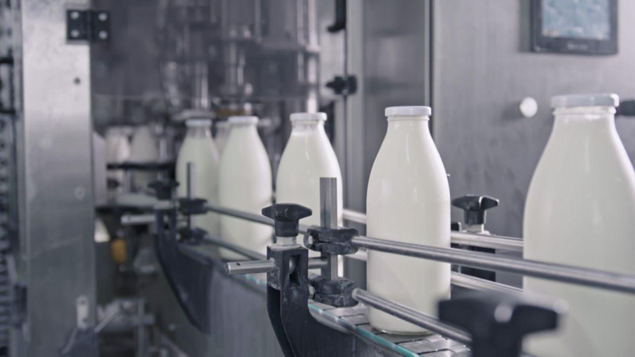 Zincir marketlere de üretim yapıyor! Ünlü süt markasına soruşturma