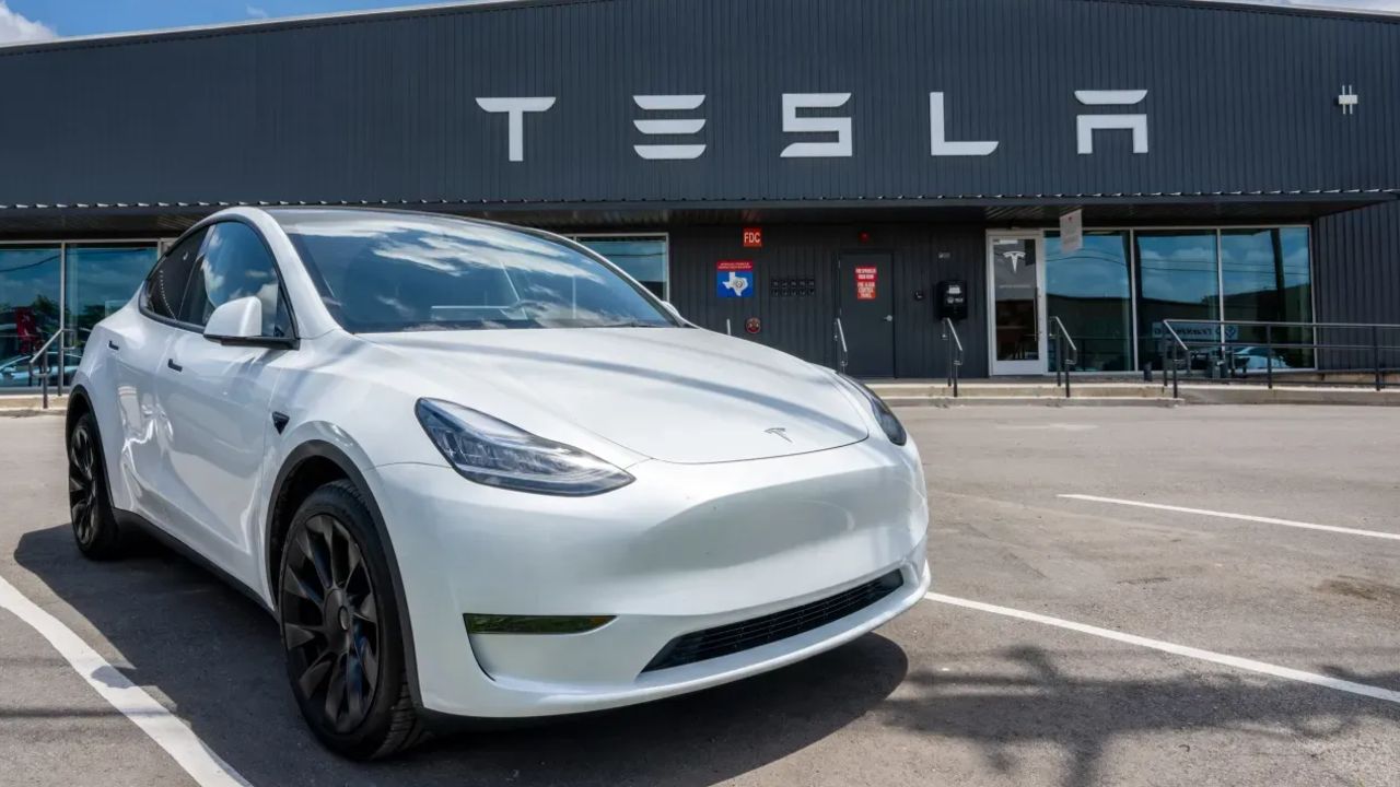 Avrupa'da Tesla'ya ağır darbe! Satışlar yarı yarıya düştü