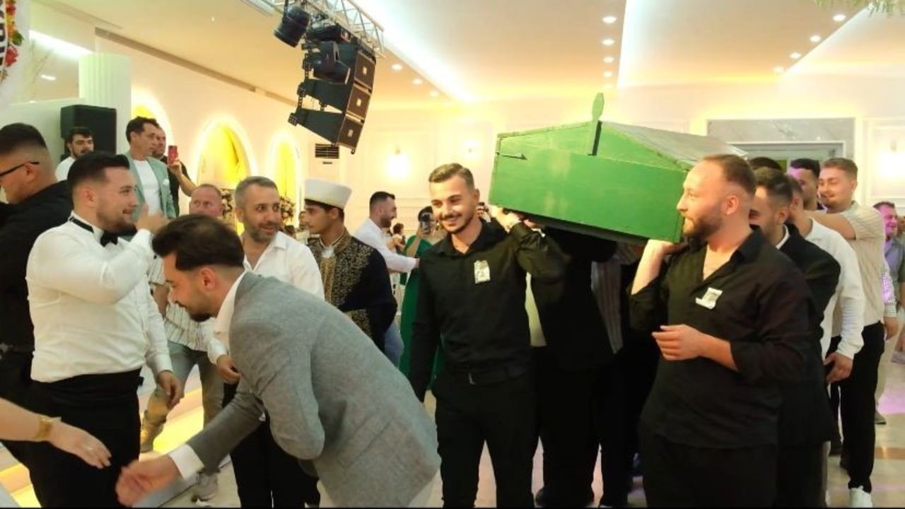 Düğünde yeni evli çifte şok! Damat için cenaze töreni düzenlendi