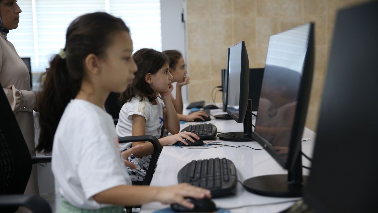 Depremzede öğrencilere robotik kodlama!